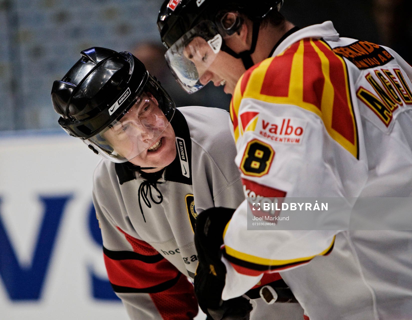 Domare Morgan Johansson i samspråk med Nicholas Angell,