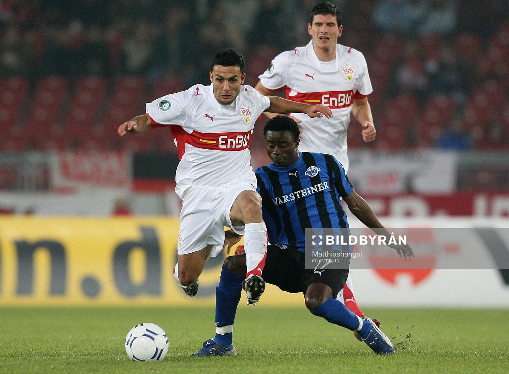  Yildiray Bastuerk, Stuttgart och Andrew  Sinkala, Paderborn.