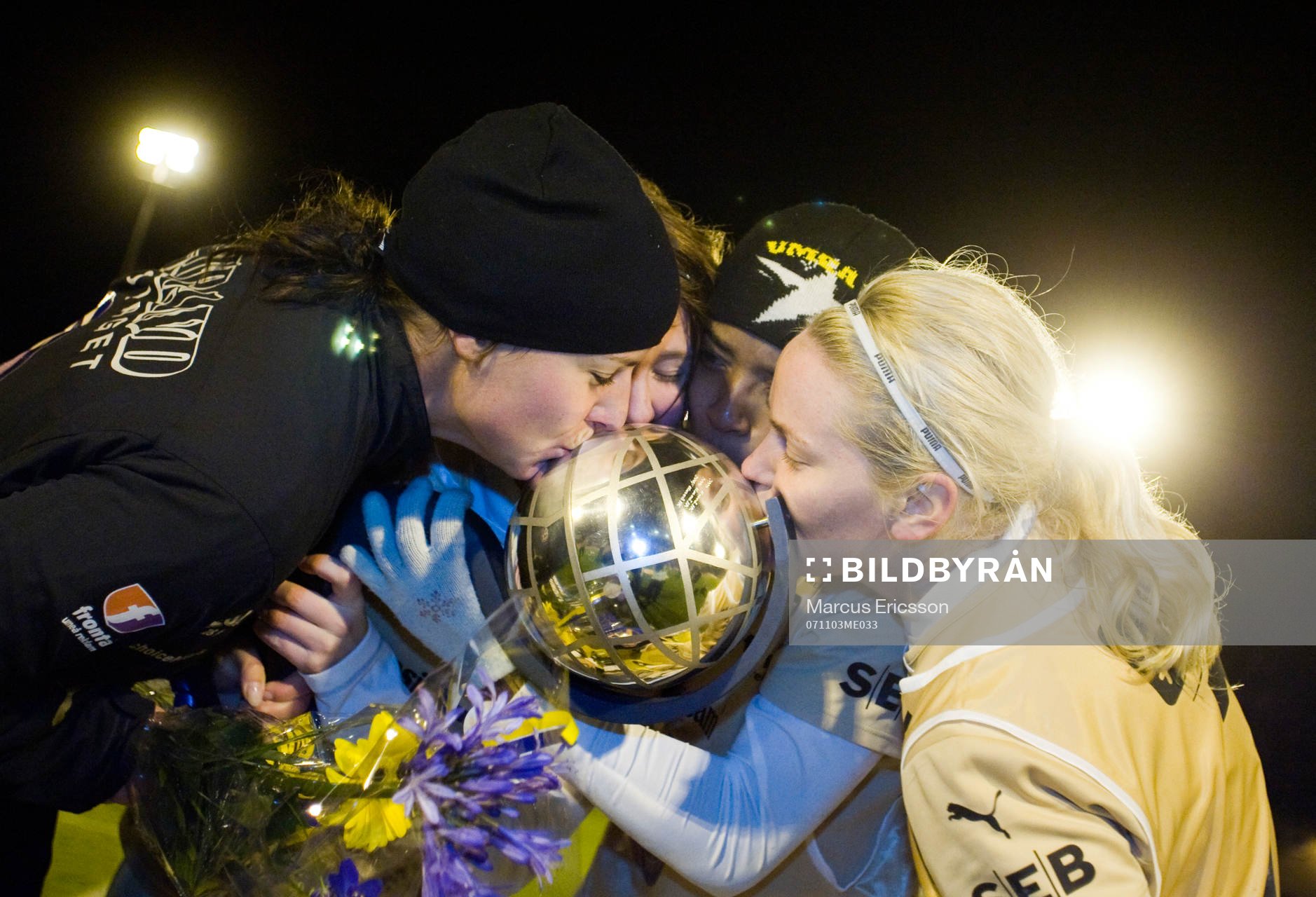 Umeå kysser pokalen. Svenska mästare, SM-guld, pokal