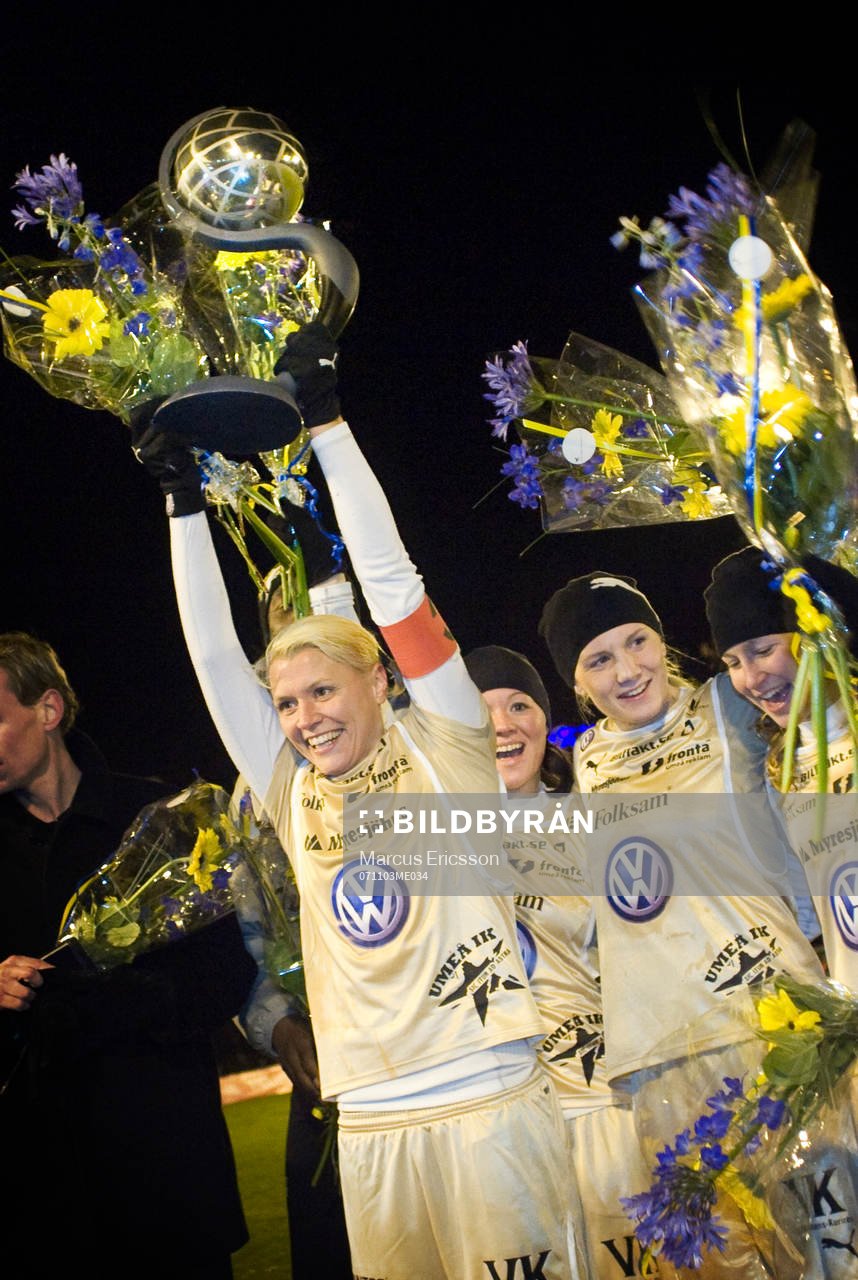 Jubel i Umeå. Karolina Westberg lyfter pokalen. Svenska