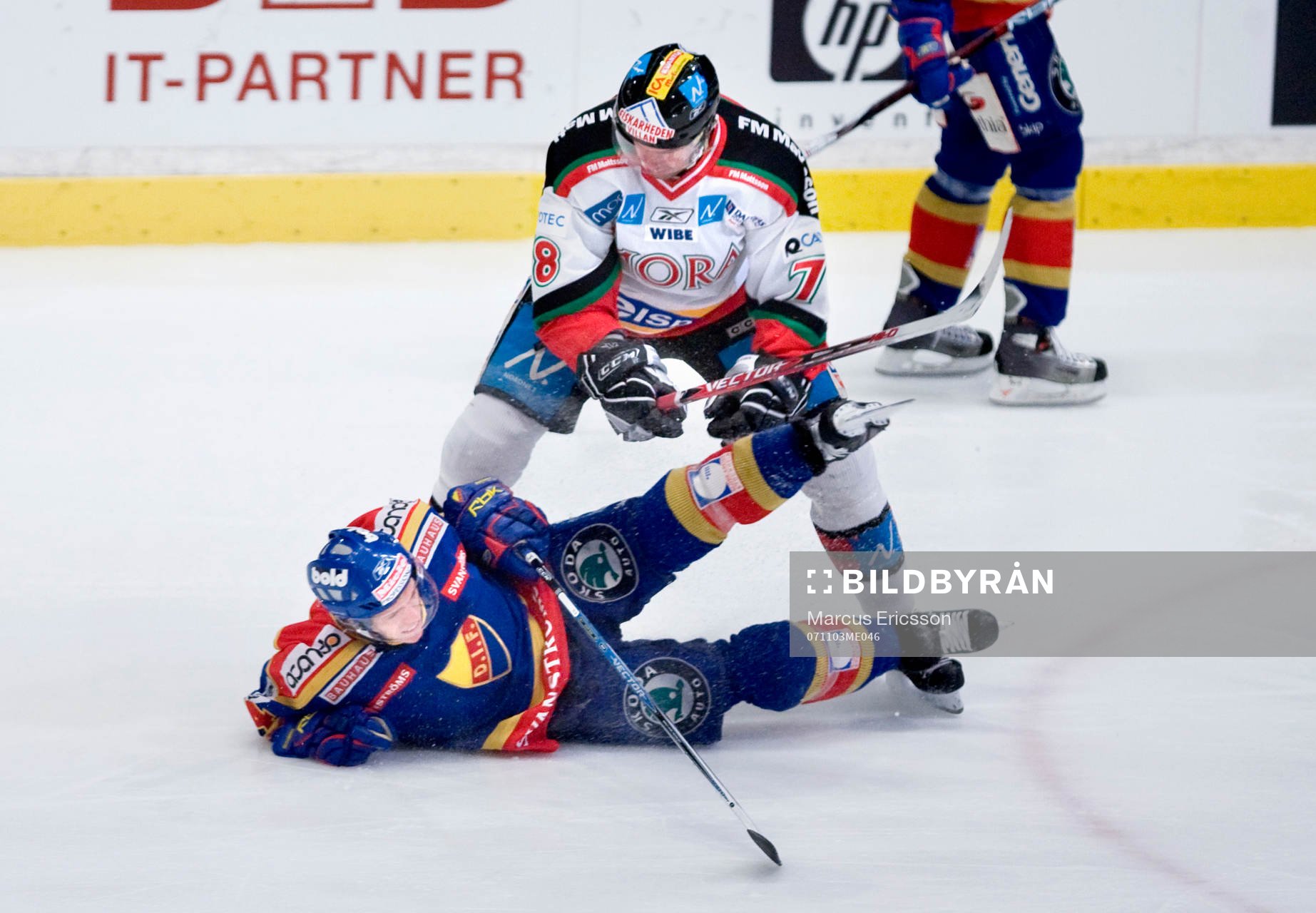 Mikael Simons, Mora, trycker ned Nicklas Danielsson,