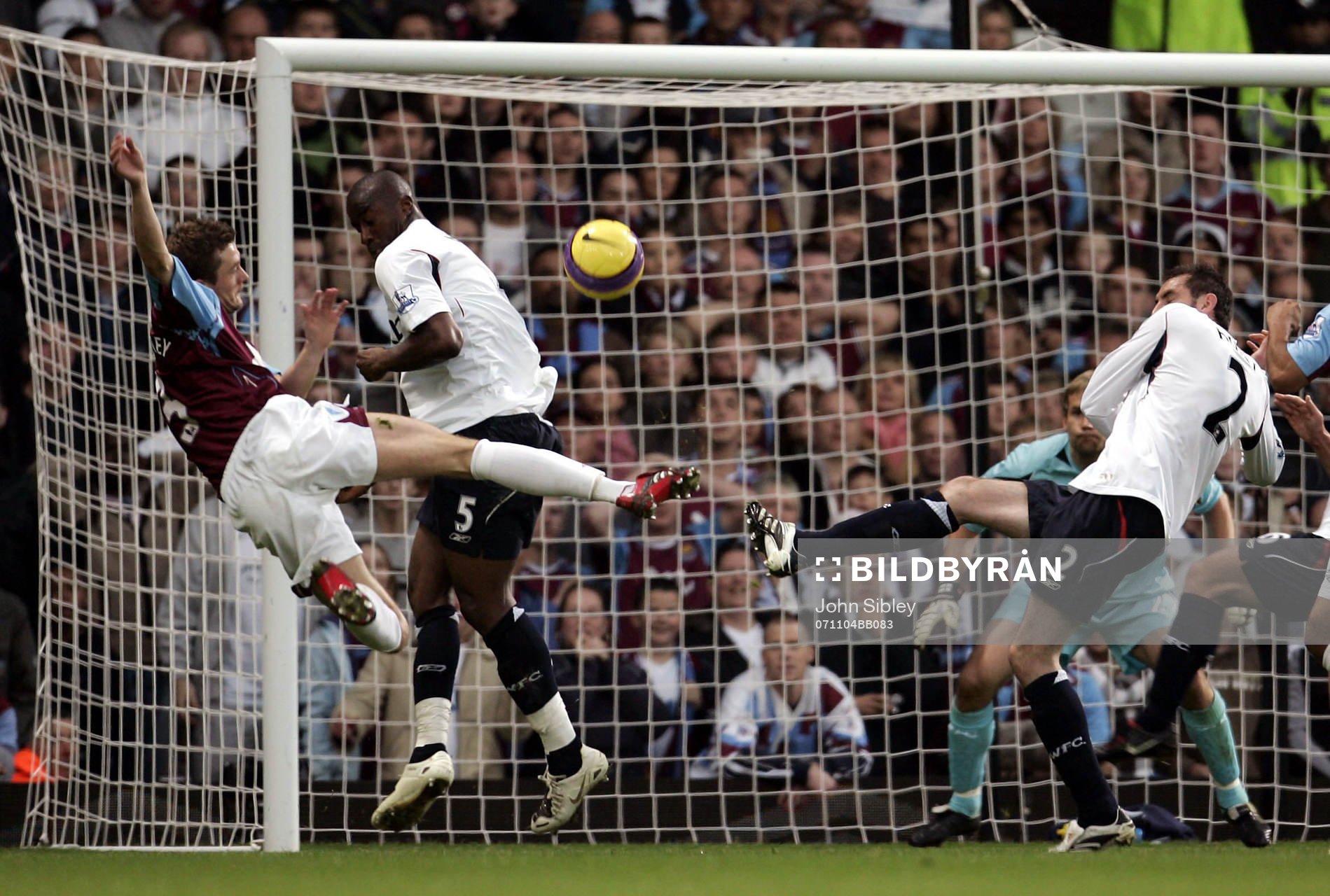  George McCartney, West Ham, gör första målet.