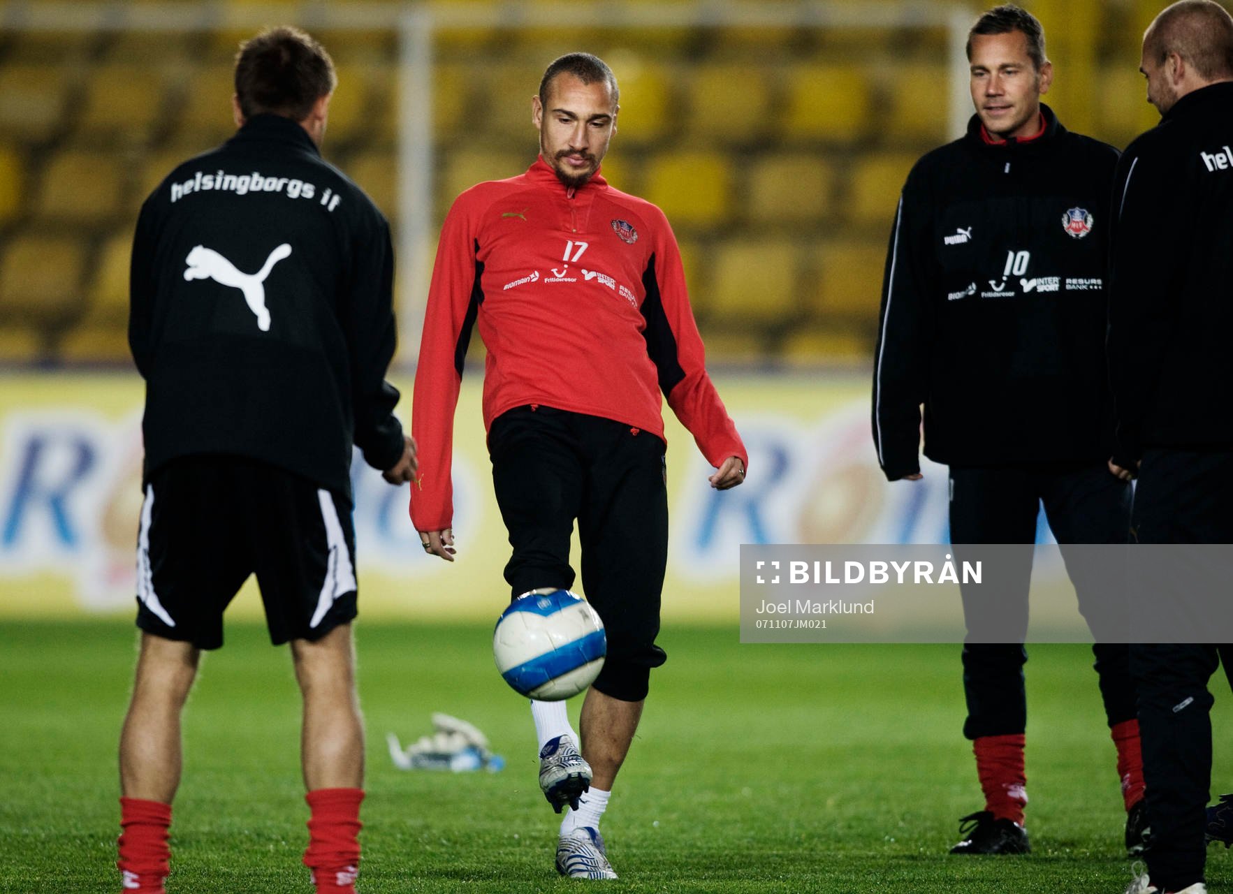 Henrik Larsson trixar med bollen