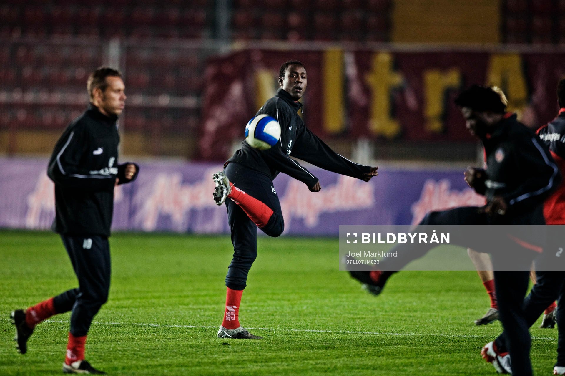 Olivier Karekezi jonglerar med bollen