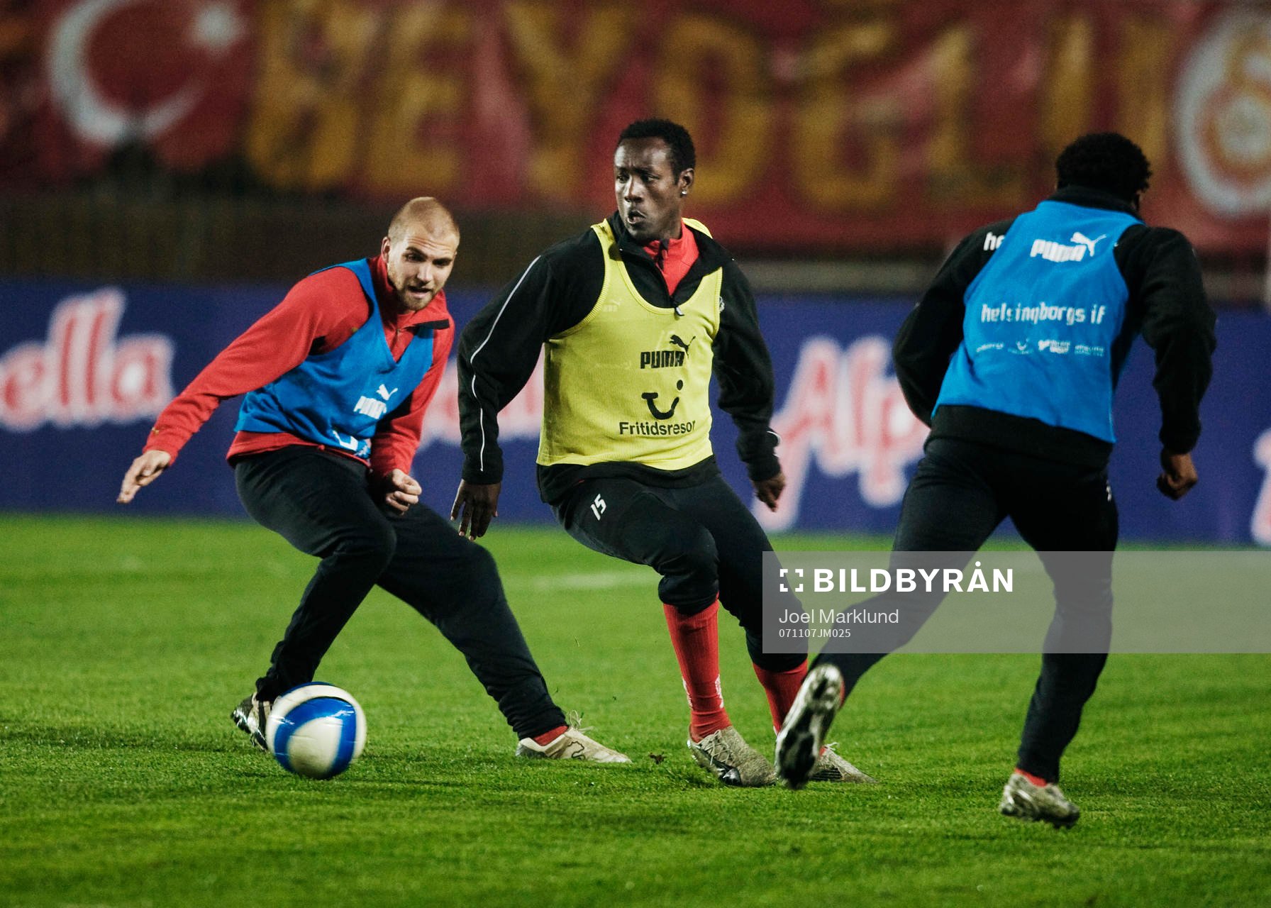 Olivier Karekezi dribblar