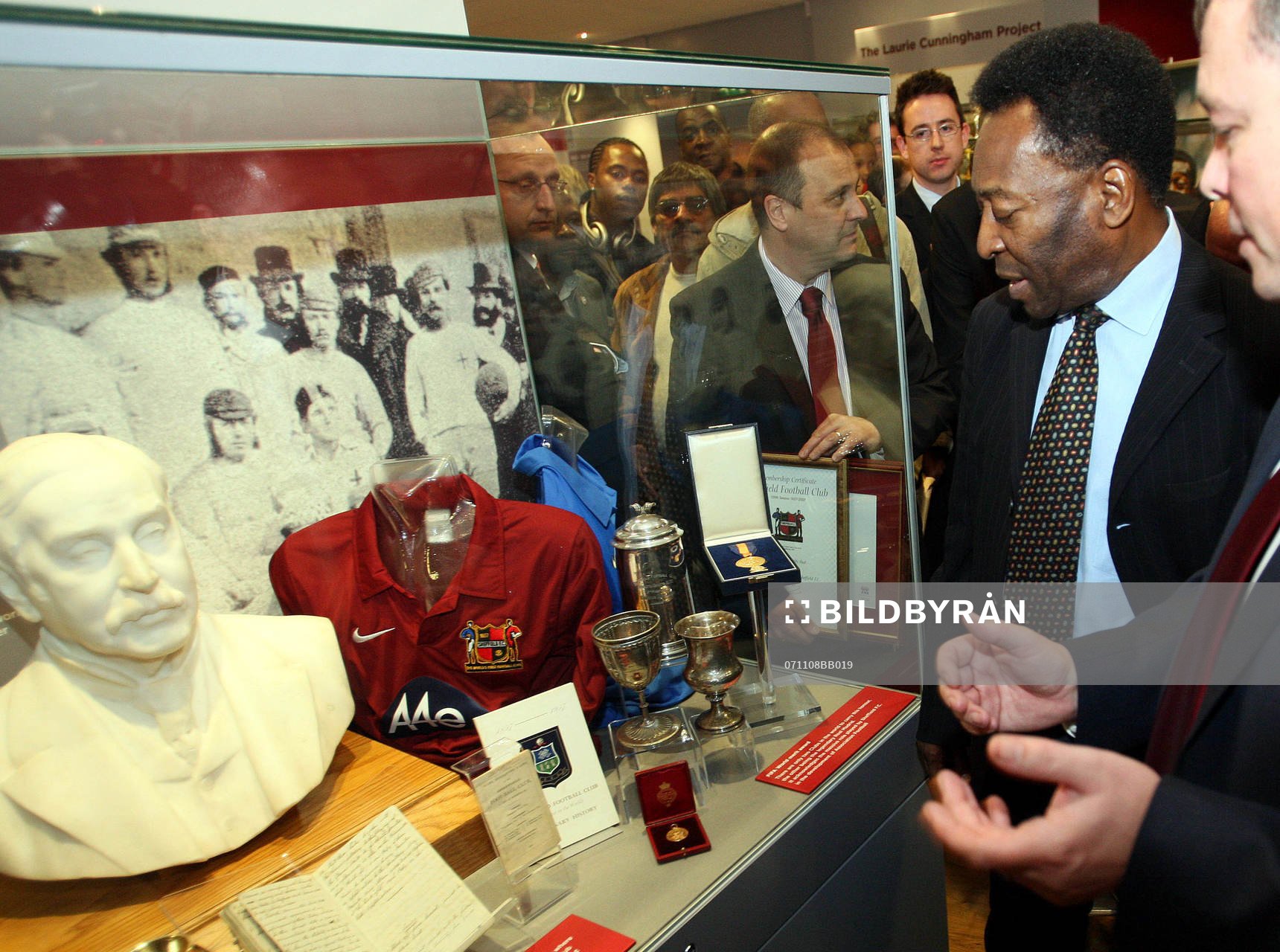  Pelé besöker Bramall Lane, världens äldsta fotbollsstadion.