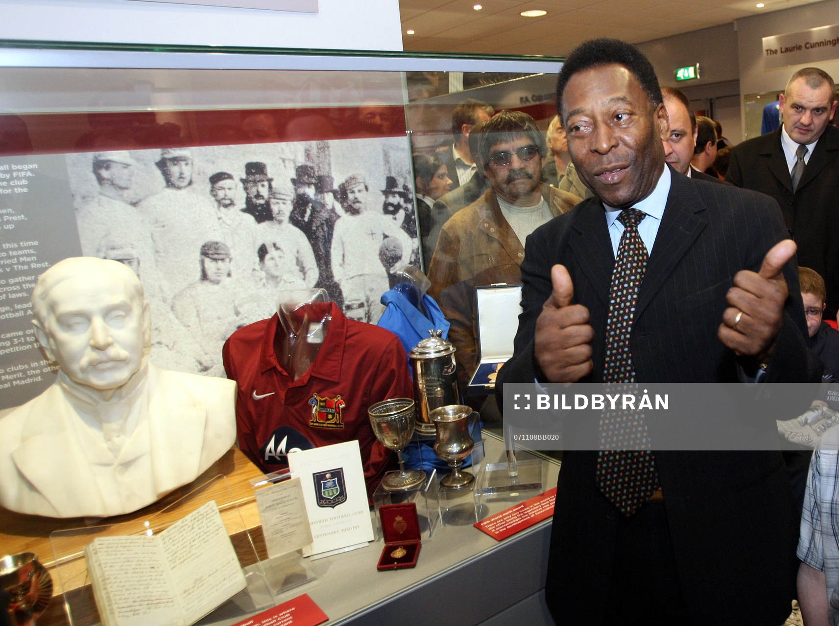  Pelé besöker Bramall Lane, världens äldsta fotbollsstadion.