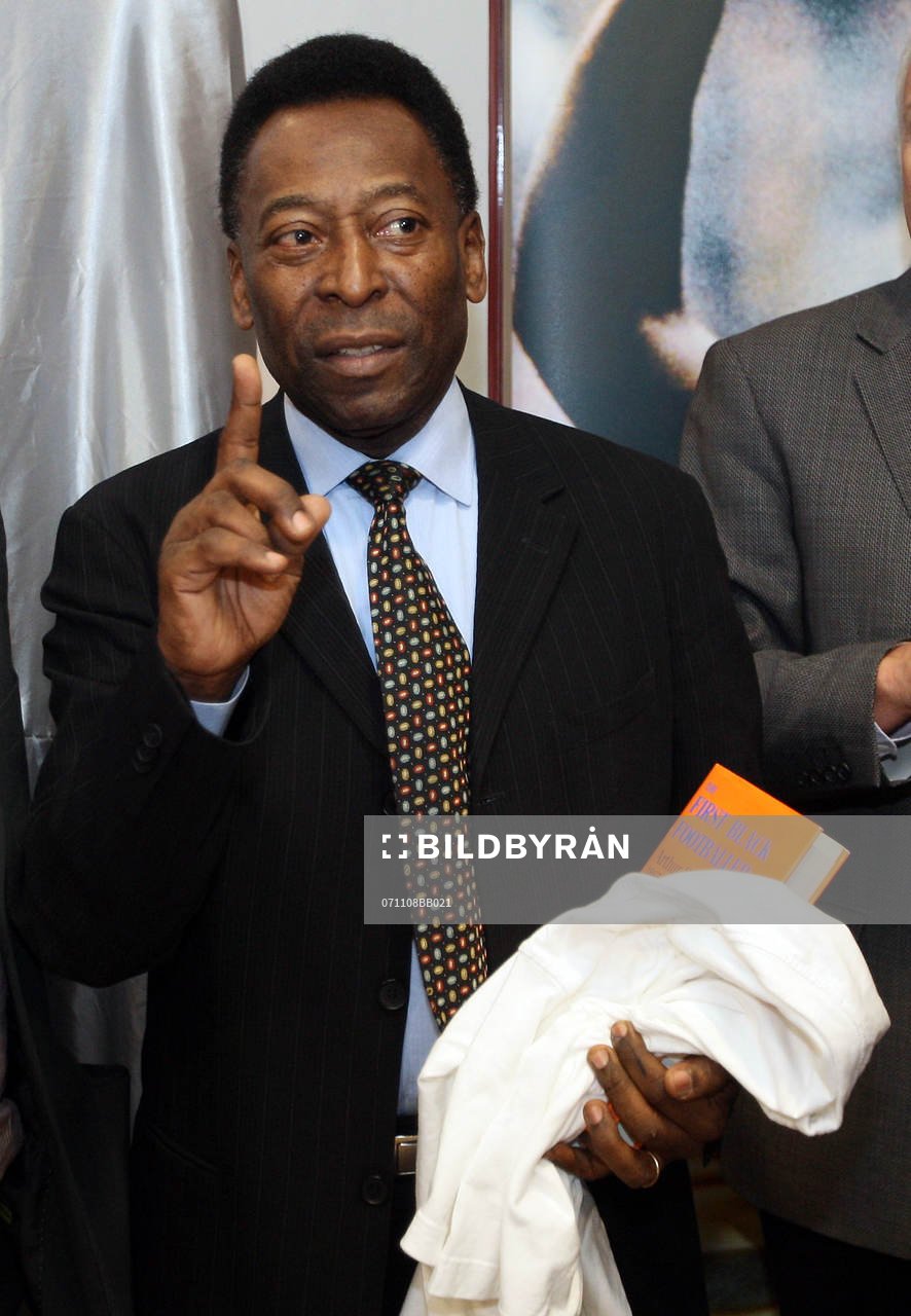  Pelé besöker Bramall Lane, världens äldsta fotbollsstadion.