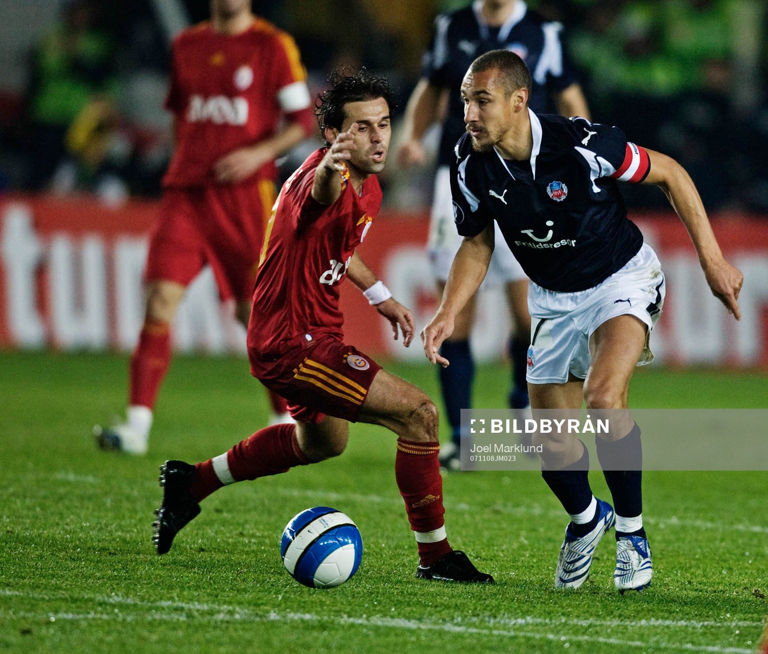 Henrik Larsson tar sig förbi en Galatasaray-spelare