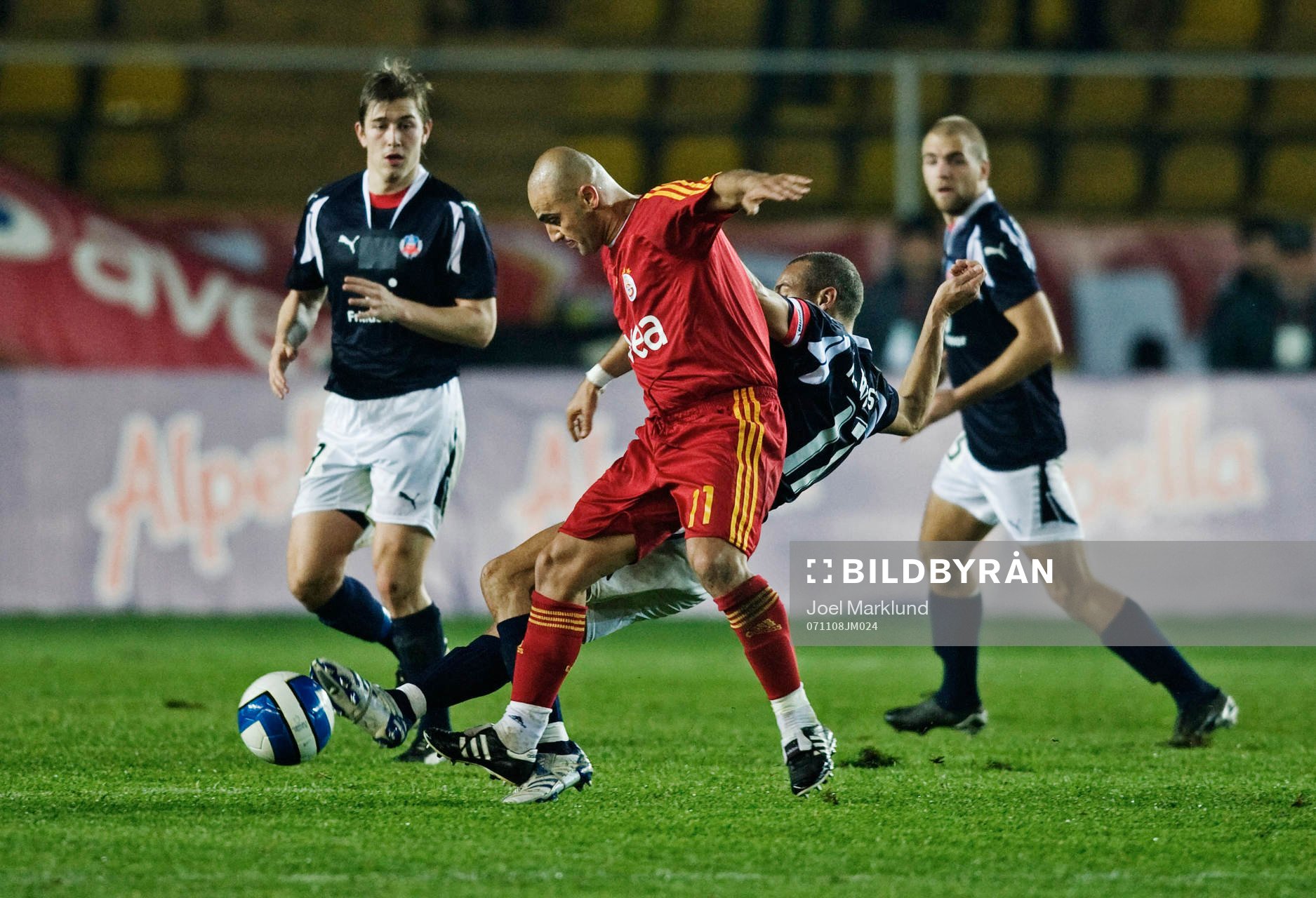 Hasan Sas, Galatasaray, tacklas av Henrik Larsson,