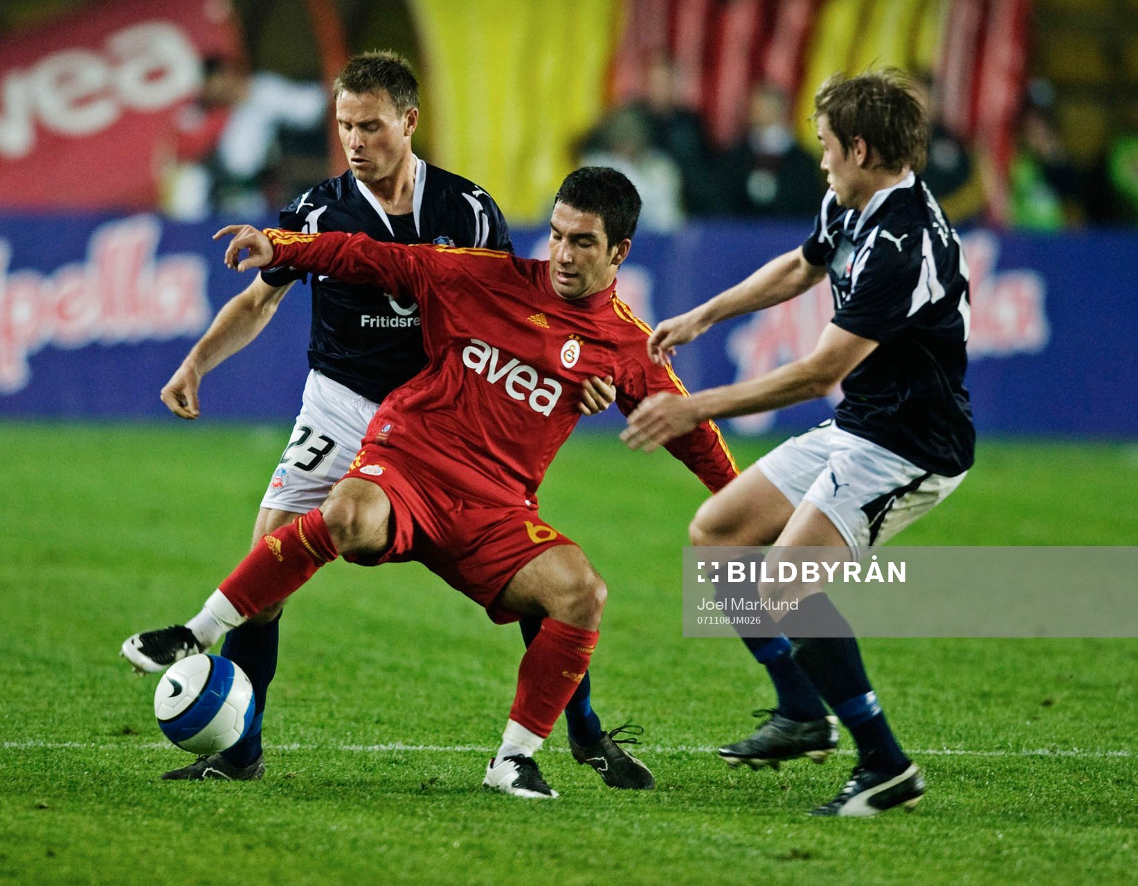 Arda Turan, Galatasaray, tacklas av Erik Wahlstedt,