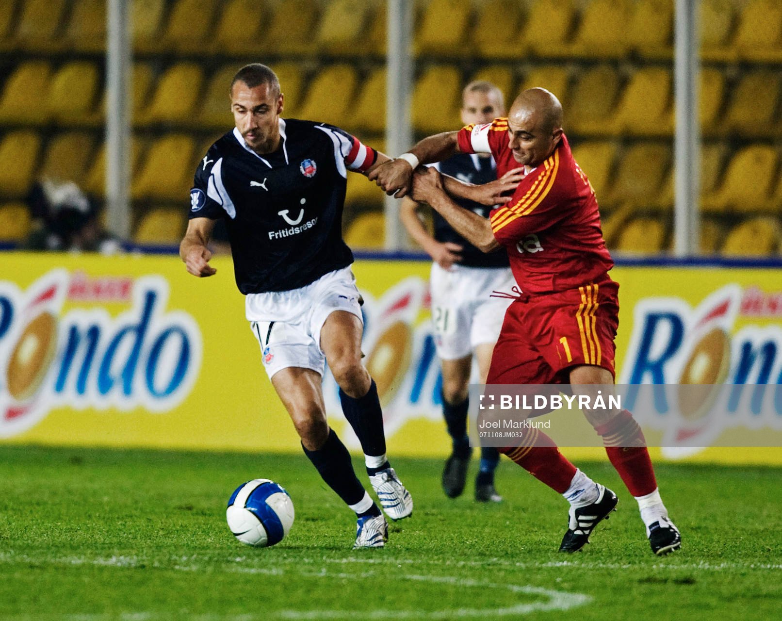 Henrik Larsson, Helsingborg, tar sig förbi Hasan Sas,