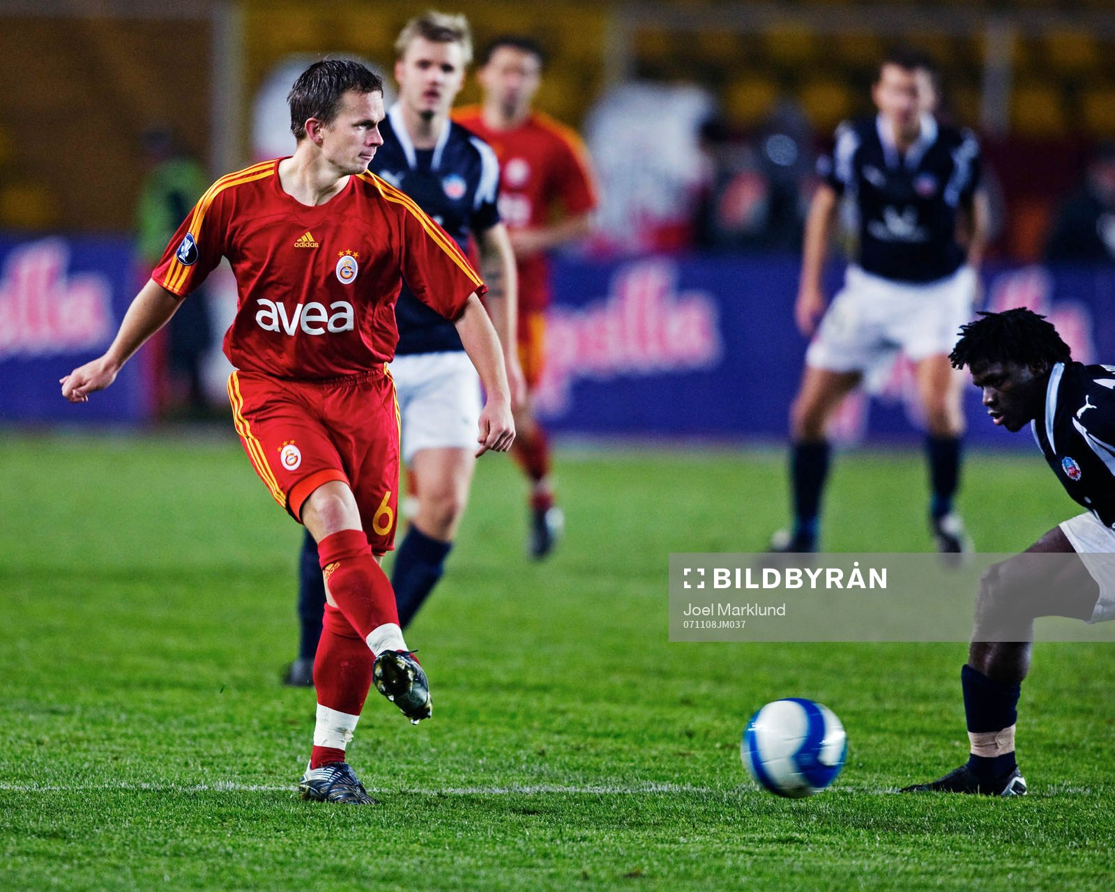Tobias Linderoth, Galatasaray, slår en pass