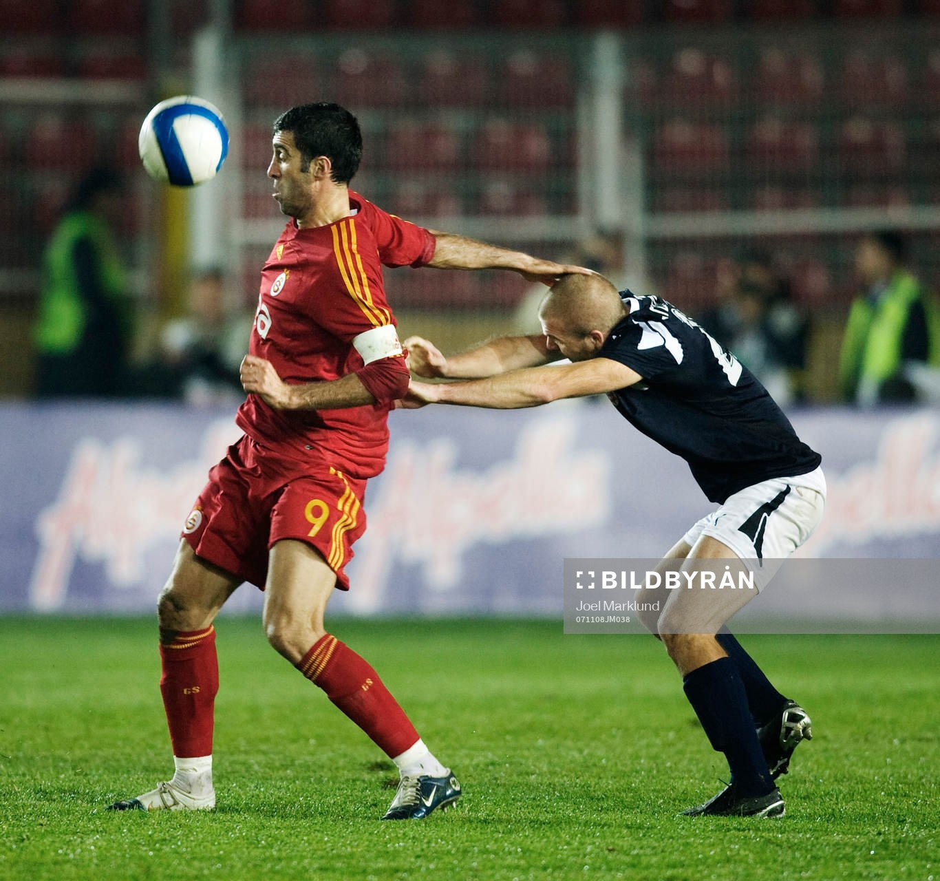 Hakan Sükür, Galatasaray, håller undan Christoffer Andersson, Helsingborg.