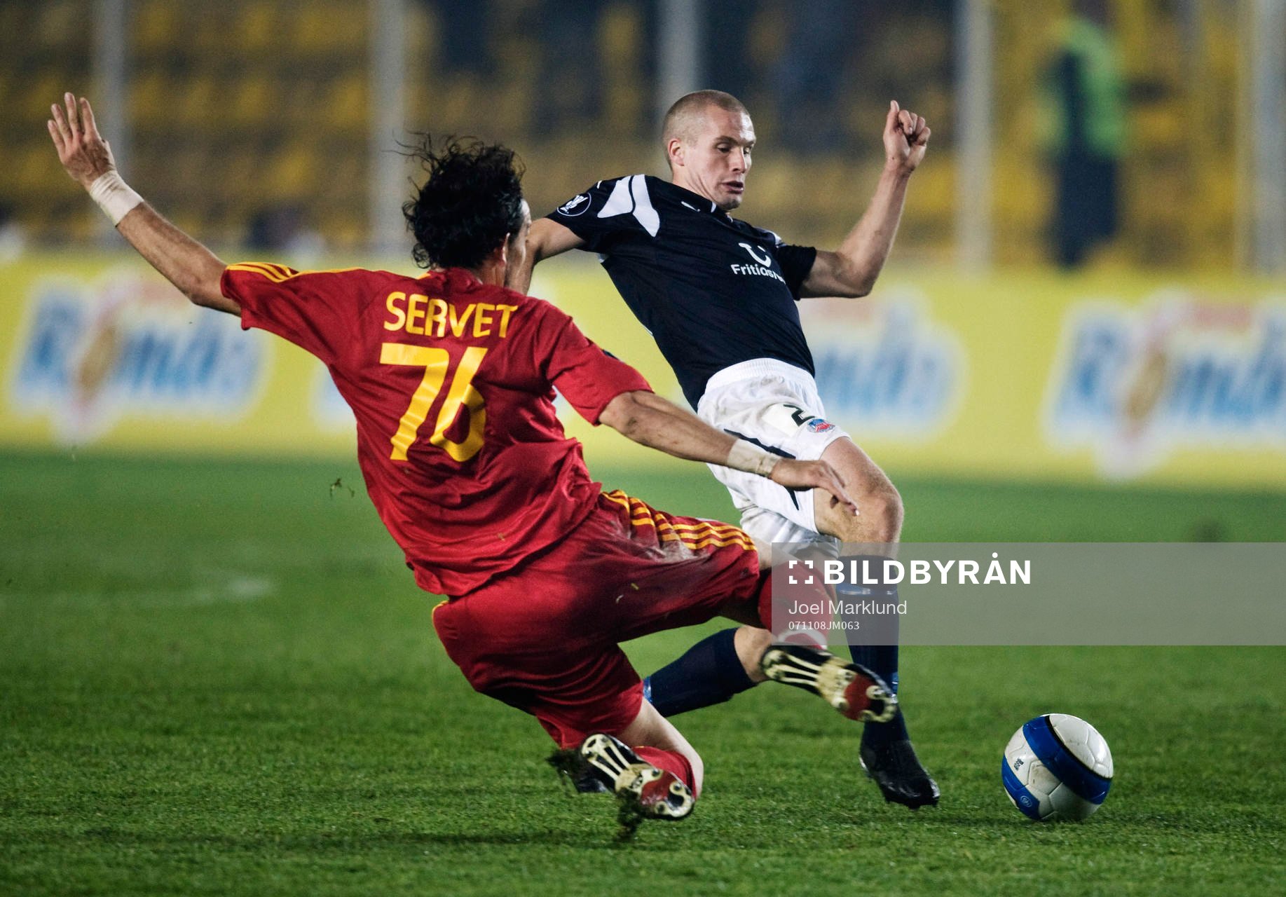  Servet Çetin, Galatasaray, tacklar Christoffer Andersson, Helsingborg.