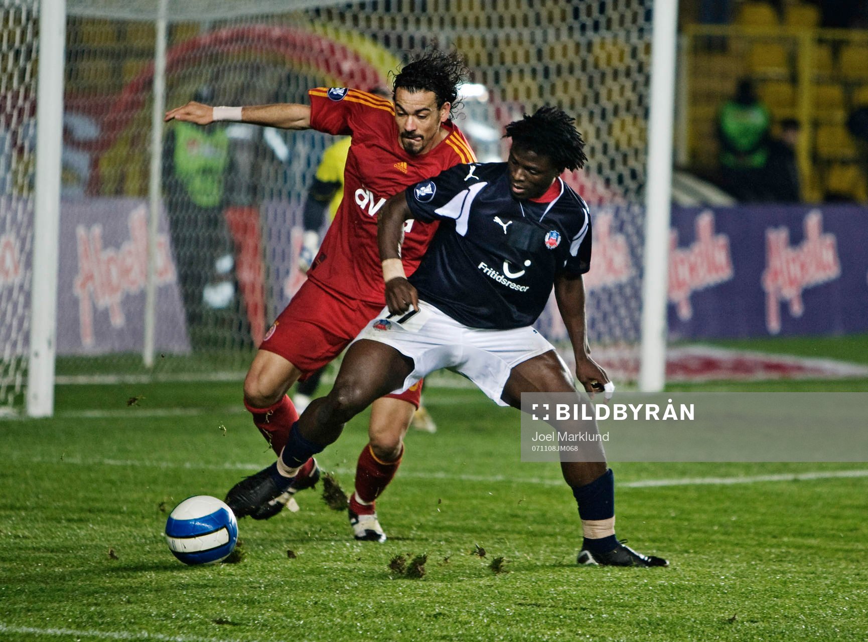  Servet Çetin, Galatasaray, tacklar Razak Omotoyossi, Helsingborg.