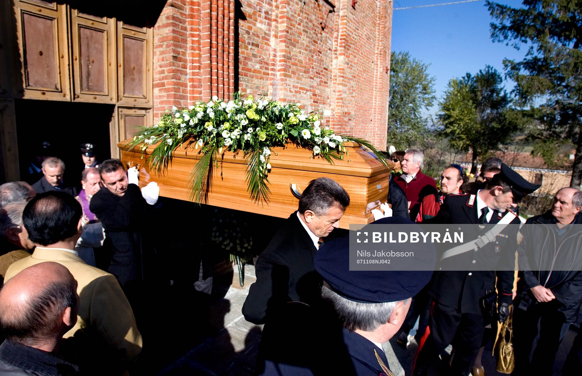 Kistan bärs ut ur kyrkan, kyrka
