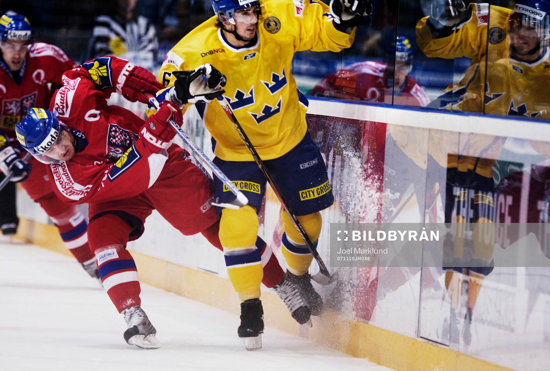 Fredrik Lindgren, Sverige, tacklas av en tjeck