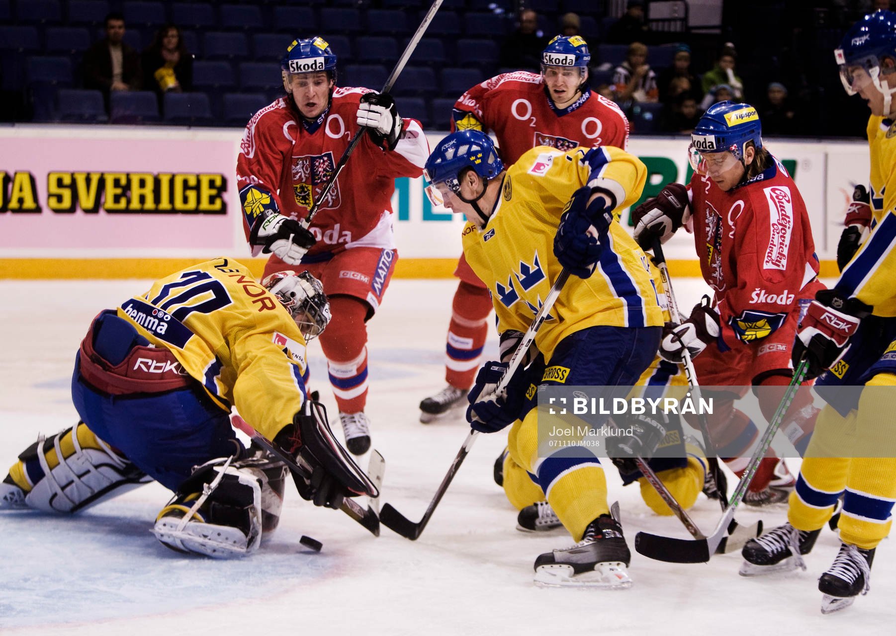 Jhonas Enroth, målvakt, Sverige, räddar ett skott. Johan