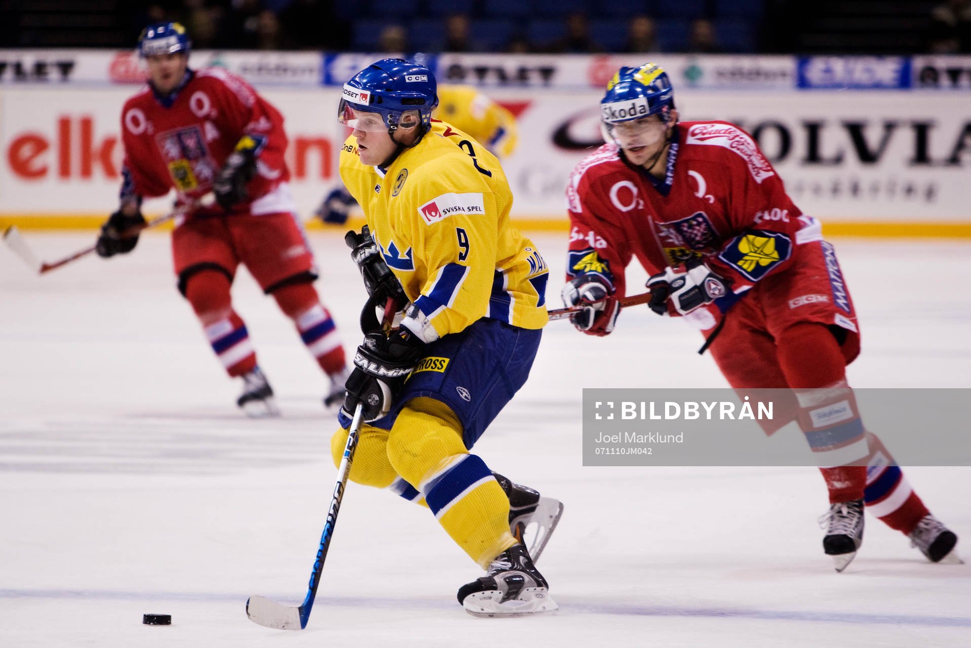 Tony Mårtensson, Sverige, tar sig igenom försvaret
