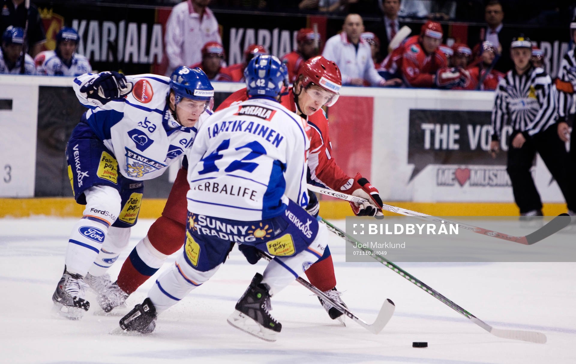 Nikolai Kulemin, Ryssland, tar sig förbi två finska