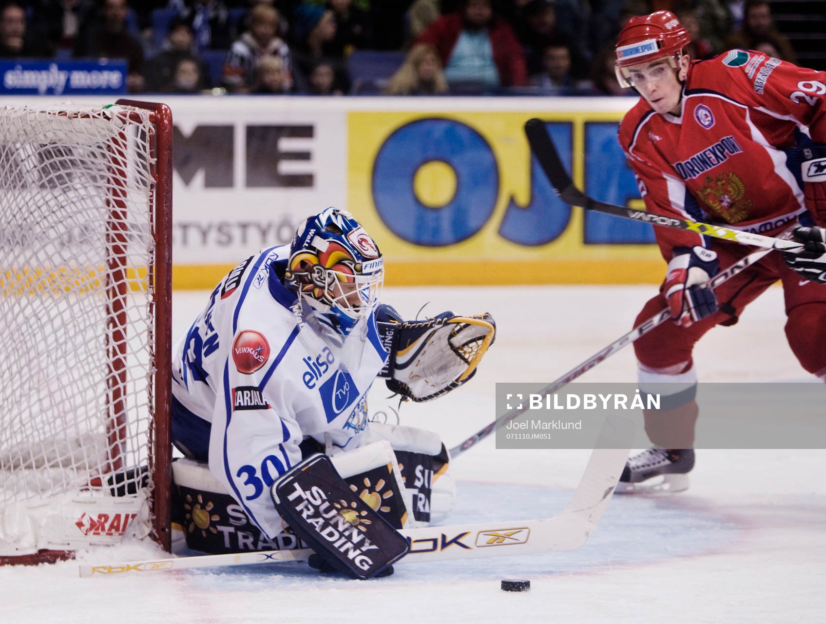 Jussi Markkanen, målvakt, Finland, räddar ett skott