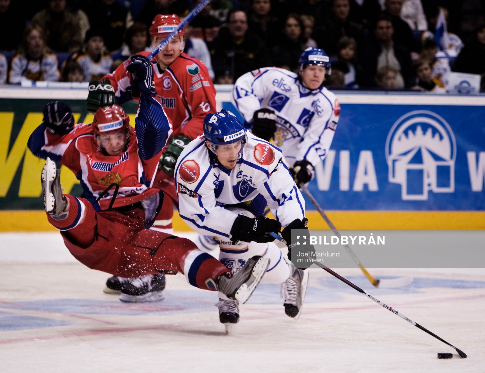 Målskytten Toni Koivisto, Finland, tar sig förbi Sergei