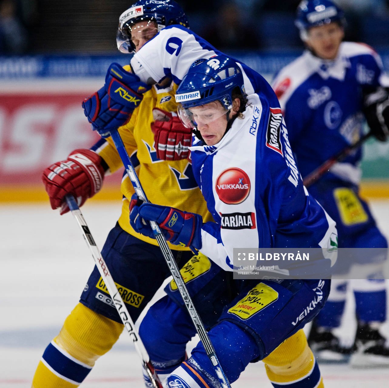Ossi Väänänen, Finland, tacklar en svensk spelare