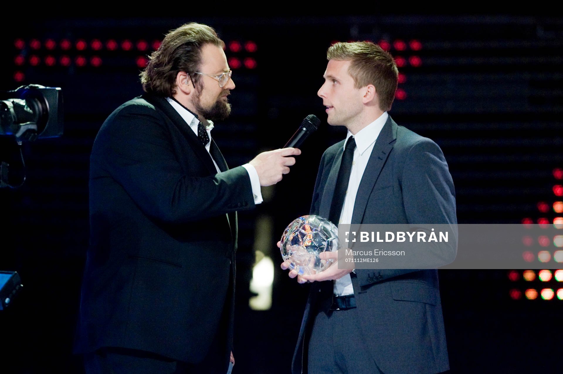 Adam Alsing och Årets Mittfältare, Anders Svensson tar