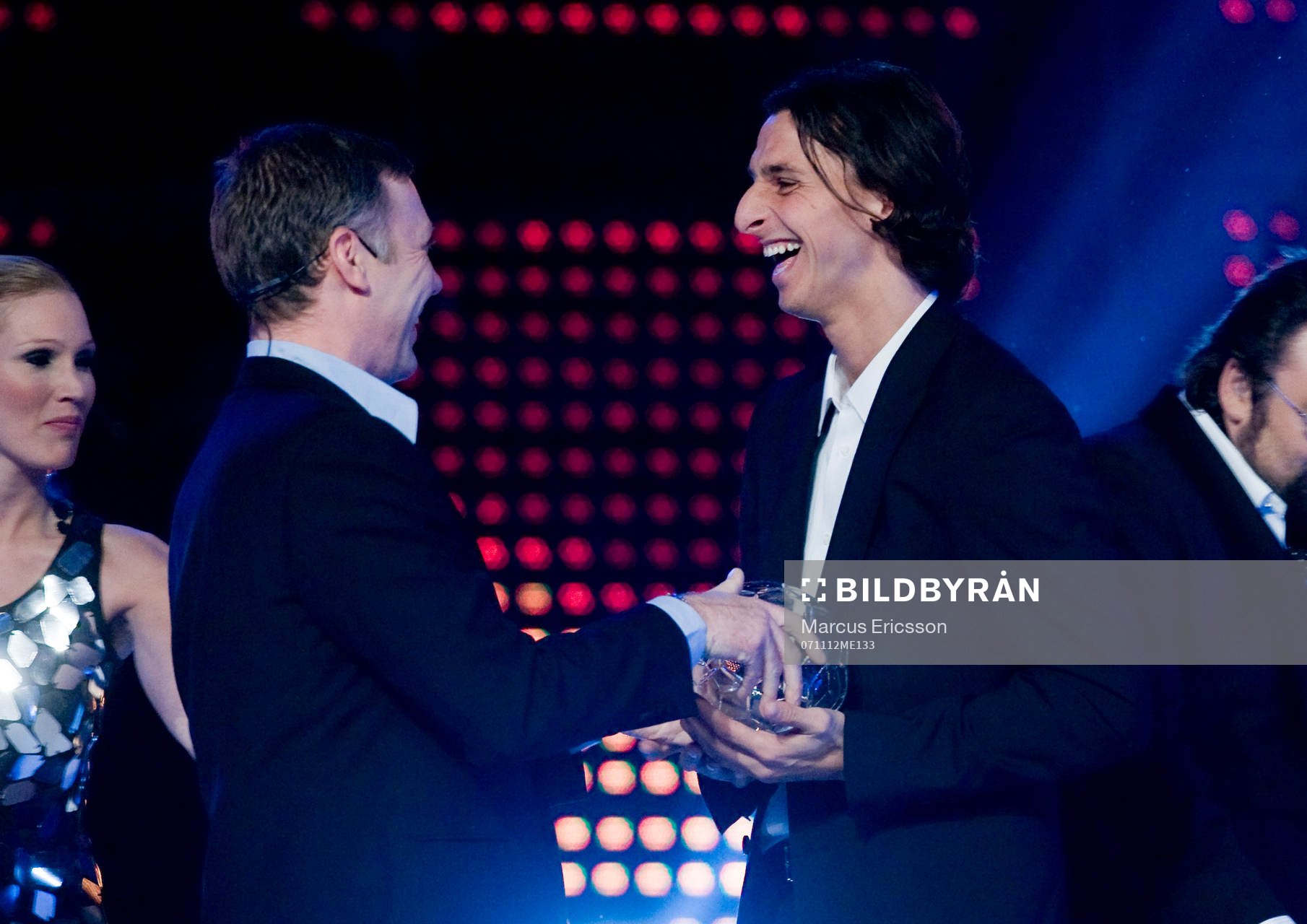 Mikael Persbrant delar ut priset till Zlatan Ibrahimovic