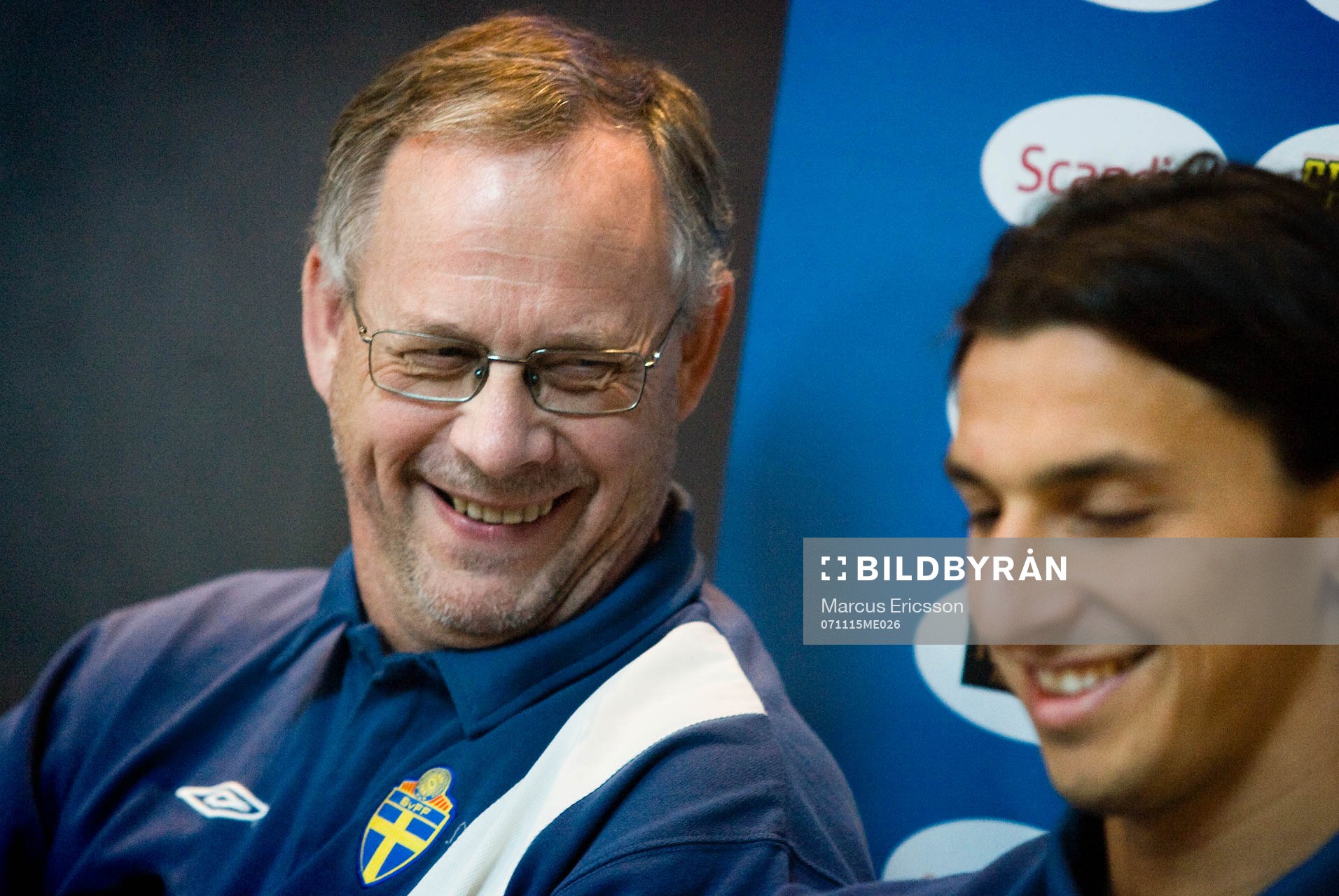 Lars Lagerbäck, förbundskapten, skämtar med Zlatan