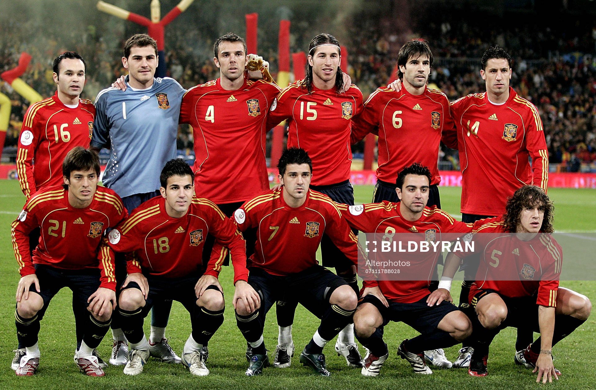  Bakre raden frv, Andres Iniesta, Iker Casillas, Carlos Marchena, Sergio Ramos, David Albelda, Joan Capdevila. 