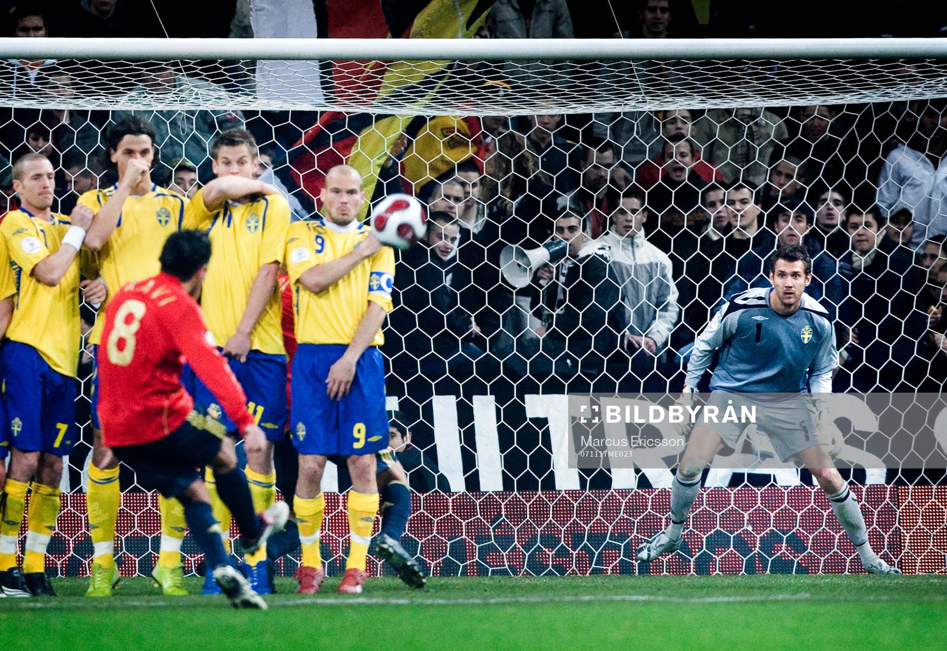 Andreas Isaksson, Målvakt riktar in sig på Xavis, Spanien