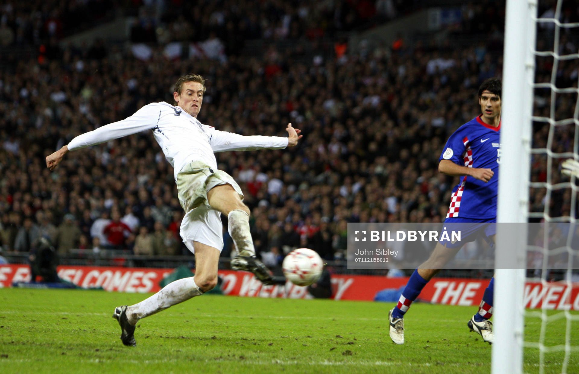 Peter Crouch gör Englands andra mål