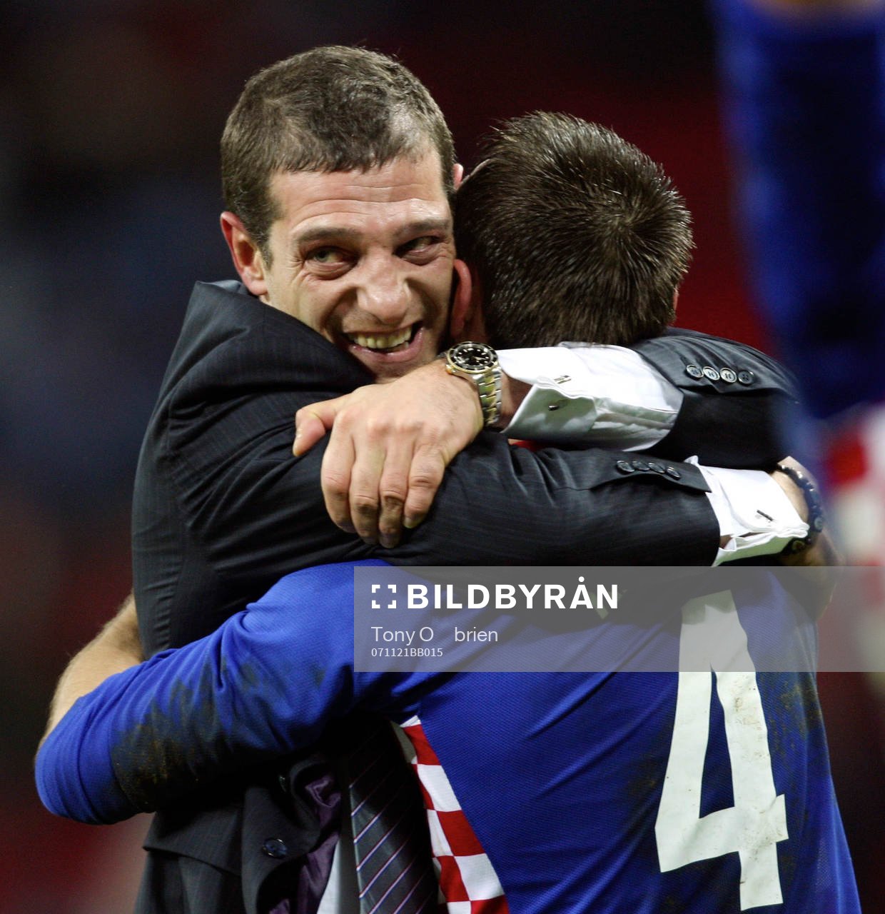  Slaven Bilic, förbundskapten, Kroatien kramar om en av sina spelare efter matchen.