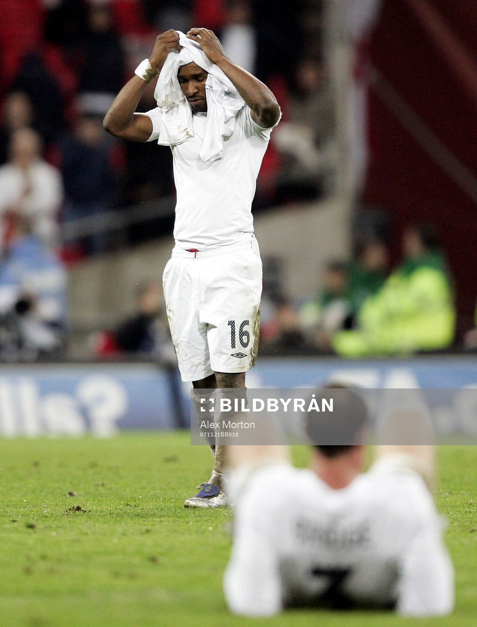 Jermain Defoe och Wayne Bridge (sittande), England, depp
