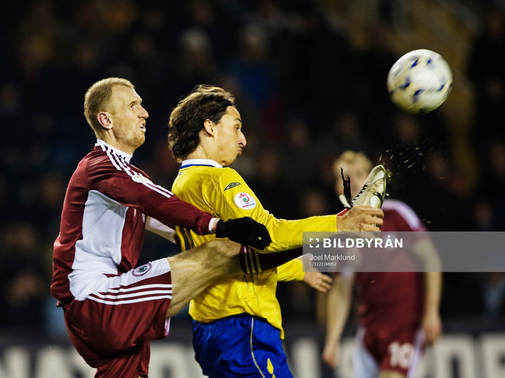 Igors Stepanovs, Lettland, trycker till Zlatan Ibrahimovic,