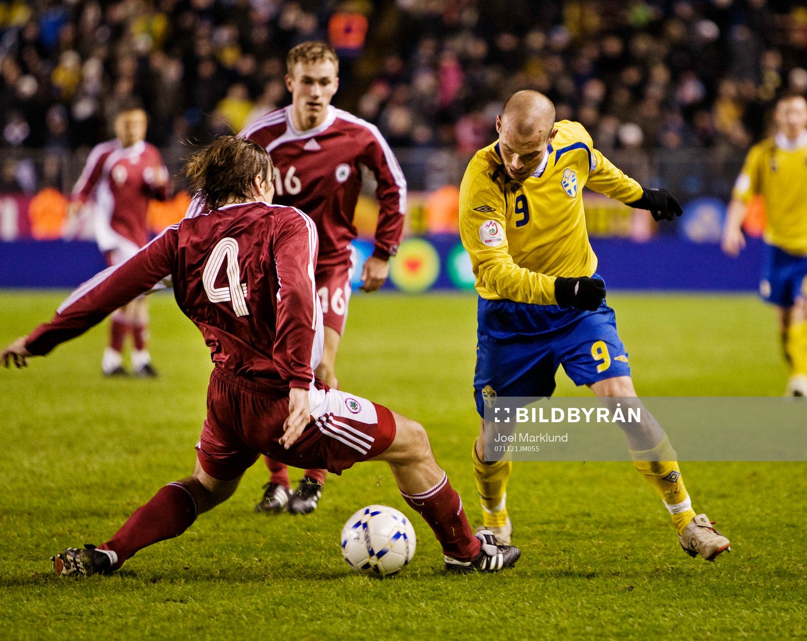 Fredrik Ljungberg, Sverige, tar sig förbi Dzintars Zirnis,