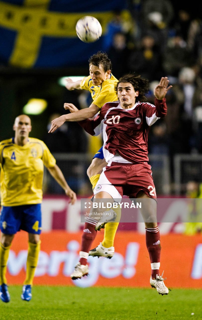 Kim Källström, Sverige, i kamp om bollen med Girts