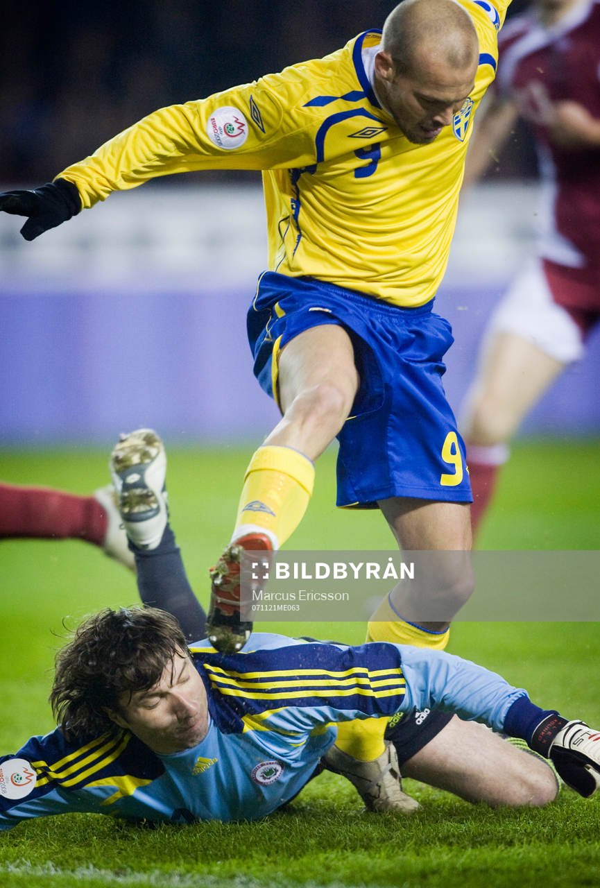 Fredrik Ljungberg, Sverige trycker på Aleksandrs Kolinko,