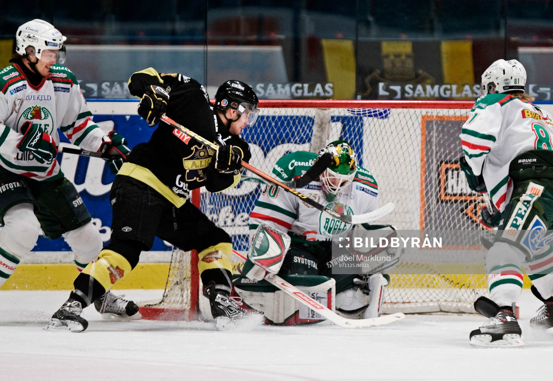 Patrik Bergström, AIK, oroar framför Rögles mål