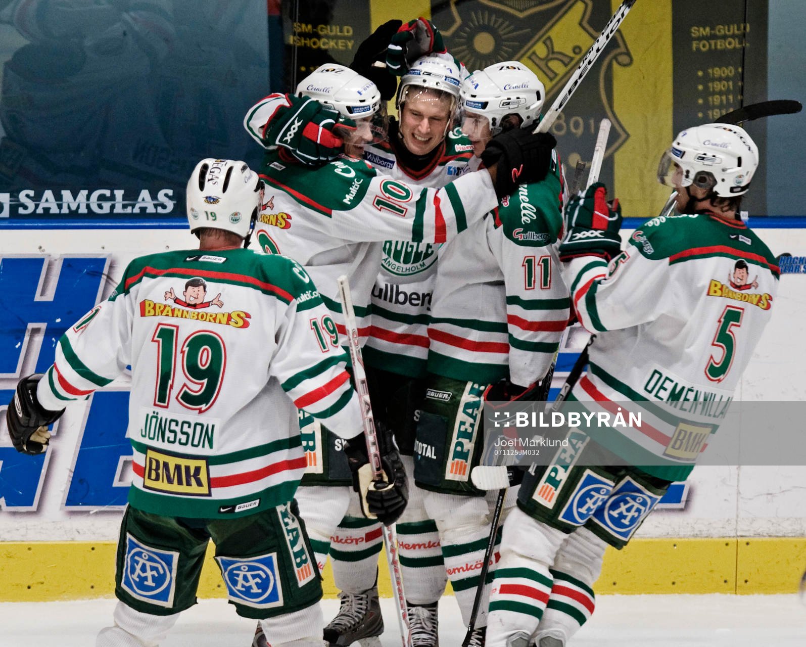 Lagkamraterna gratulerar Martin Johansson, Rögle, för