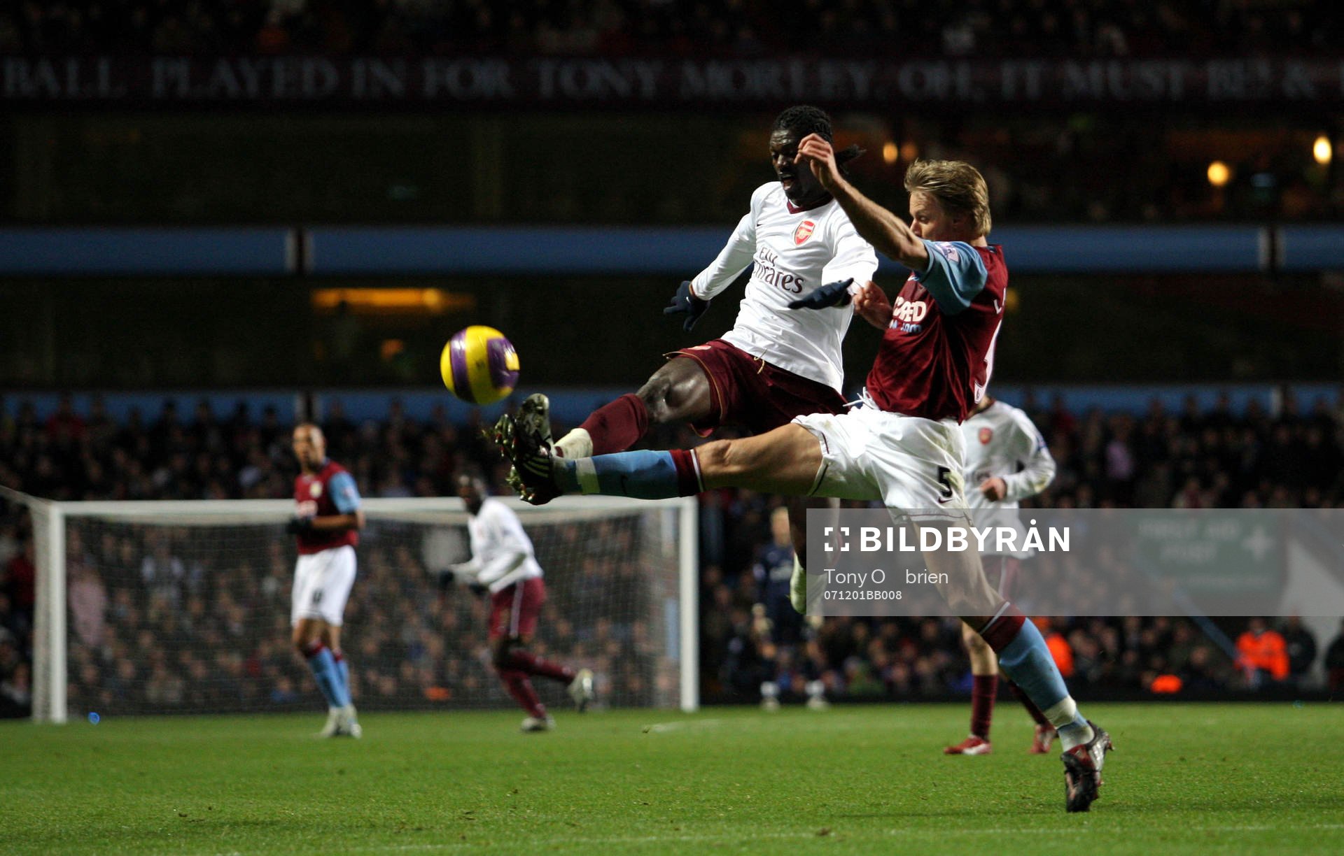 Martin Laursen, Aston Villa och Emmanuel Adebayor, Arsenal