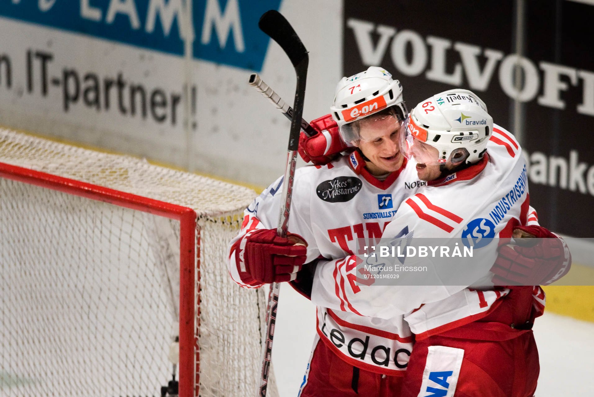 Jonathan Hedström, Timrå, och Petr Tenkrat jublar