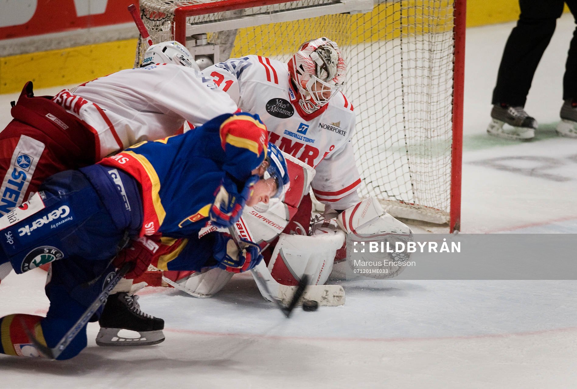 Johan Ryno, Djurgården, slänger sig in framför Timrås