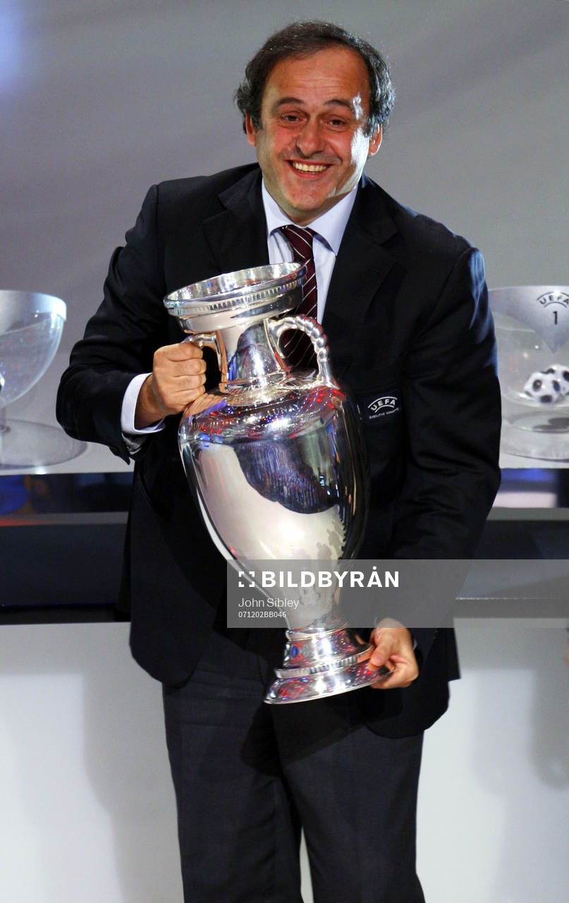 UEFAs President, Michel Platini med pokalen