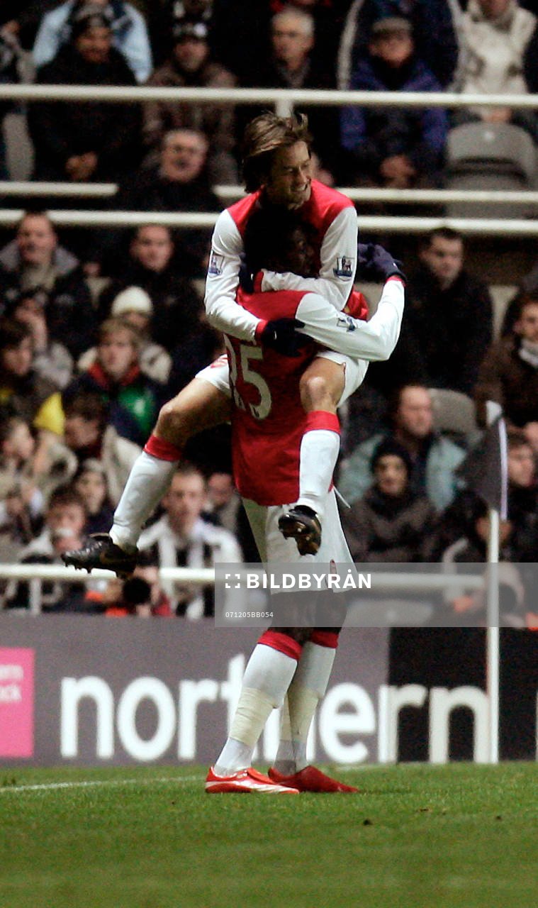 Emmanuel Adebayor och Tomas Rosicky, jubel