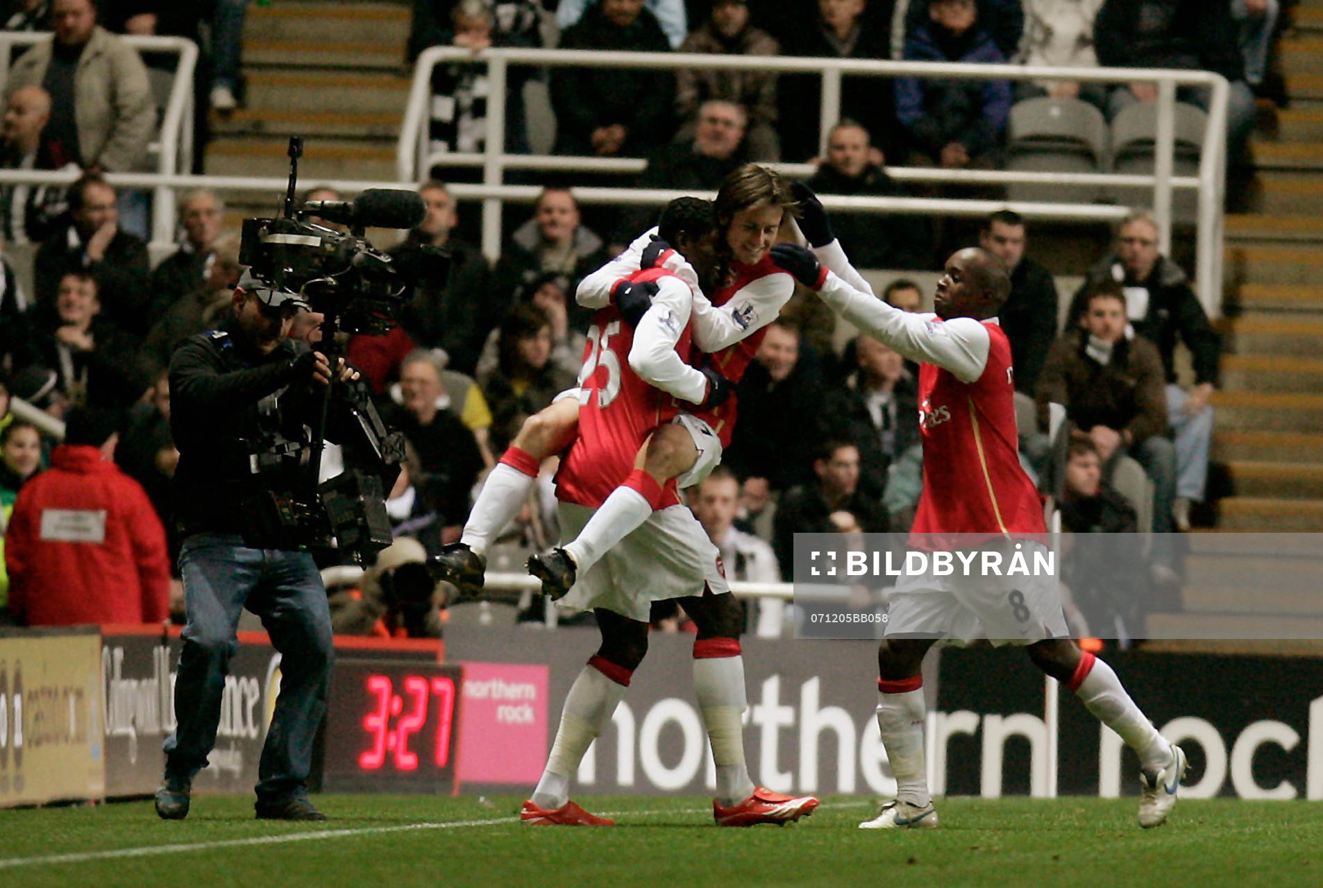Emmanuel Adebayor, Tomas Rosicky och Lassana Diarra, jubel