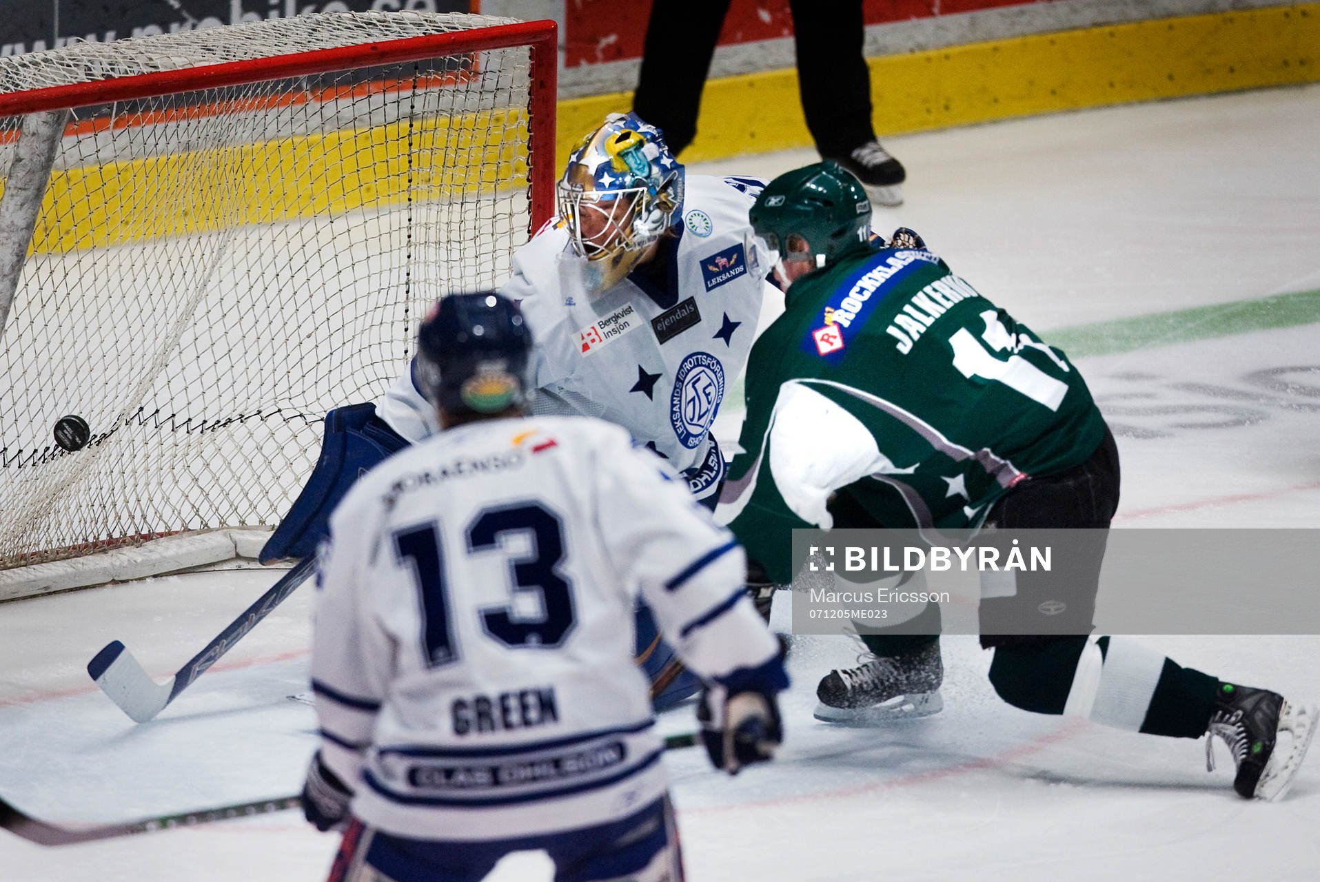 Robin Jalkerud, Hammarby, trycker in 1-0 bakom Eddie Läck,