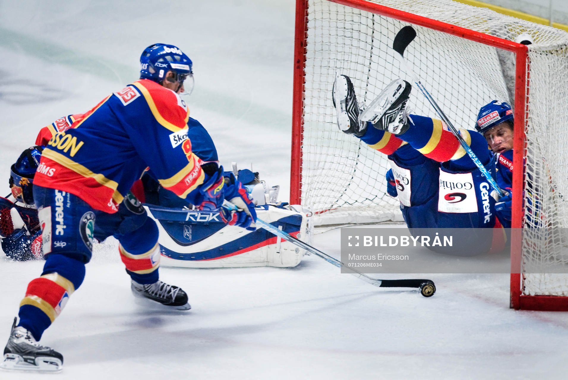 Spelare trillar in  målburen